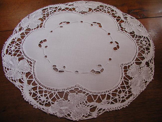 Lovely pair of Bedfordshire lace doilies in linen and Richelieu cutworks 1900