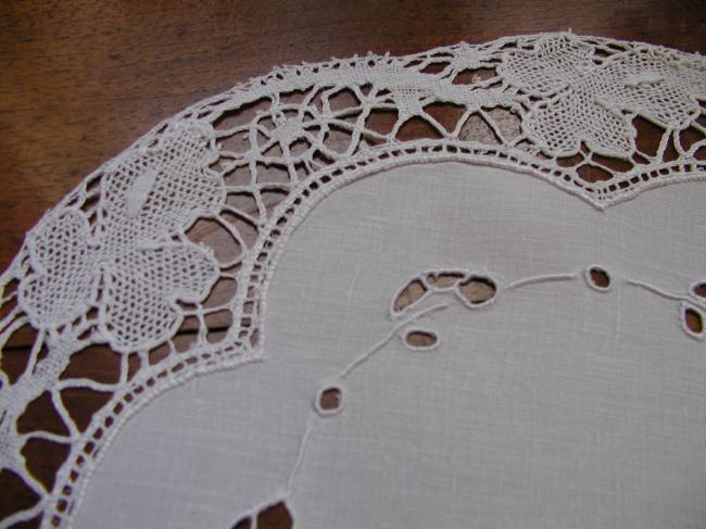 Lovely pair of Bedfordshire lace doilies in linen and Richelieu cutworks 1900