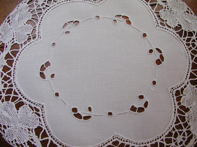 Lovely pair of Bedfordshire lace doilies in linen and Richelieu cutworks 1900