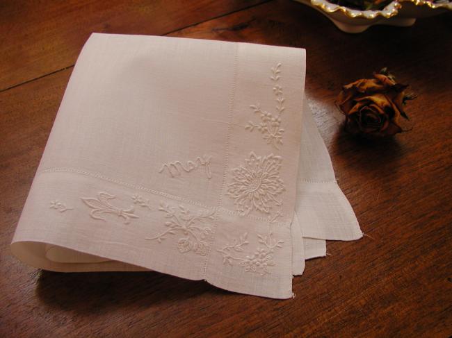 Superb handkerchief in batist of linen with sweet handmade embroidery of flowers