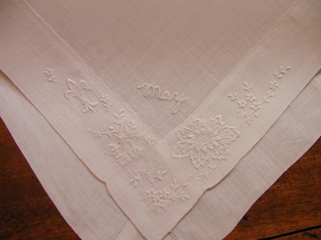 Superb handkerchief in batist of linen with sweet handmade embroidery of flowers