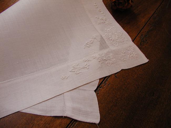 Superb handkerchief in batist of linen with sweet handmade embroidery of flowers