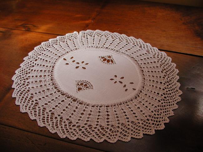 Superb ovale doily with Colbert embroidery, hebedo and knitted lace 1900