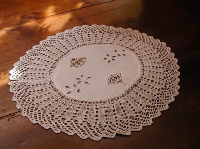 Superb ovale doily with Colbert embroidery, hebedo and knitted lace 1900