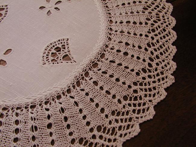 Superb ovale doily with Colbert embroidery, hebedo and knitted lace 1900