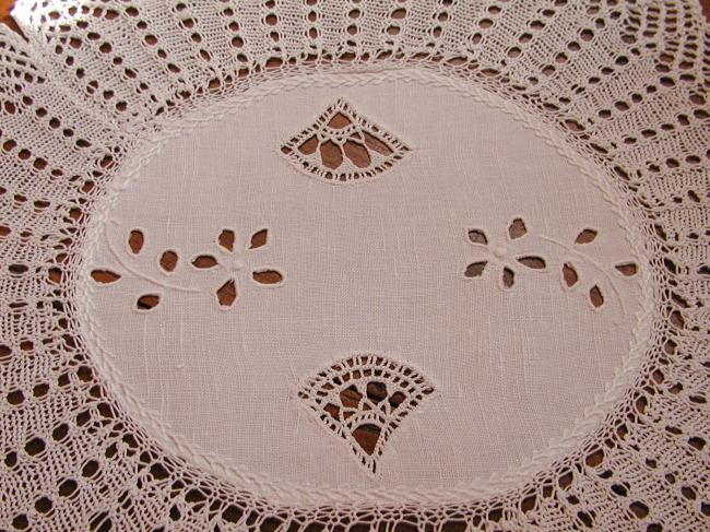 Superb ovale doily with Colbert embroidery, hebedo and knitted lace 1900