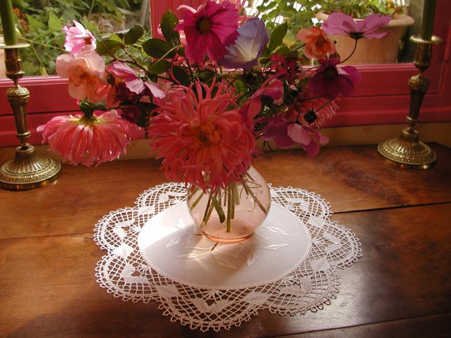 Magnifique centre de table brodé d'une large fleur et dentelle fuseaux(papillon)