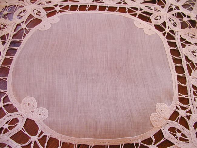 Superbe centre de table en voile et dentelle de Battenbourg 1900-20