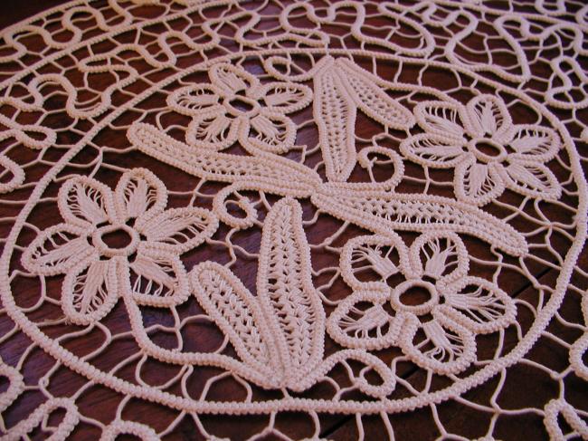 Superbe centre de table ovale en dentelle de lacets rebrodé au point de Milan