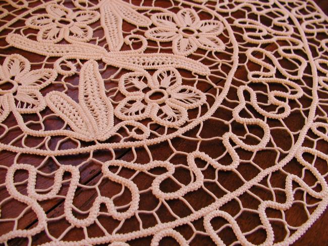 Superbe centre de table ovale en dentelle de lacets rebrodé au point de Milan