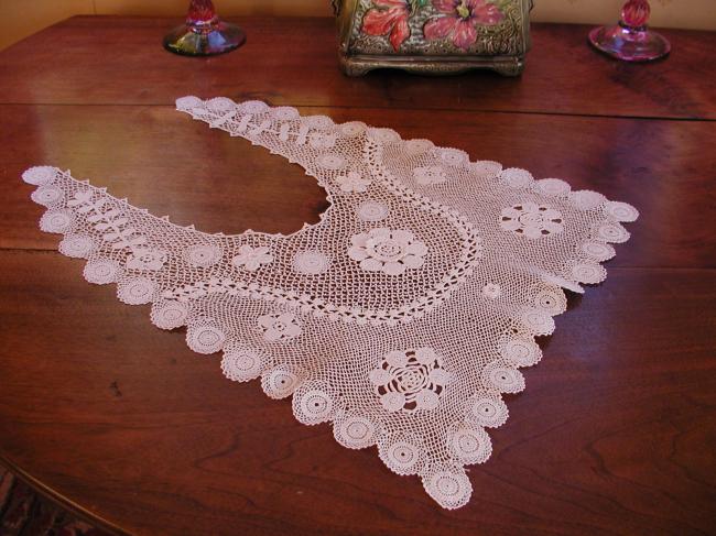 Exceptional large collar in irish guipure lace, late 19th century