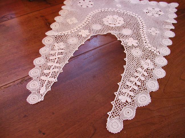 Exceptional large collar in irish guipure lace, late 19th century