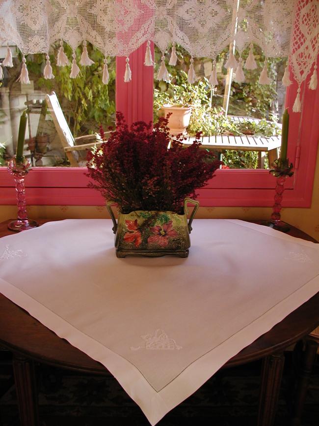 So sweet tablecloth in pure irish linen with silk embroidered baskets of flowers