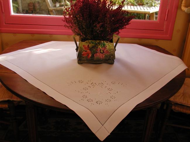 Marvellous tablecloth in irish linen with sweet openworks floral medaillons