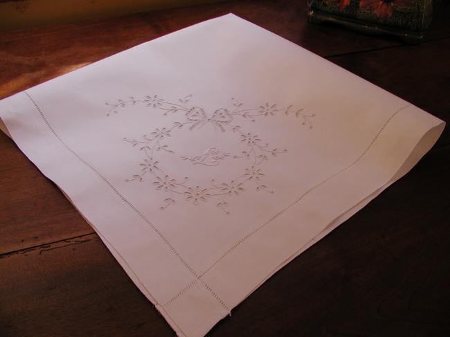 Marvellous tablecloth in irish linen with sweet openworks floral medaillons