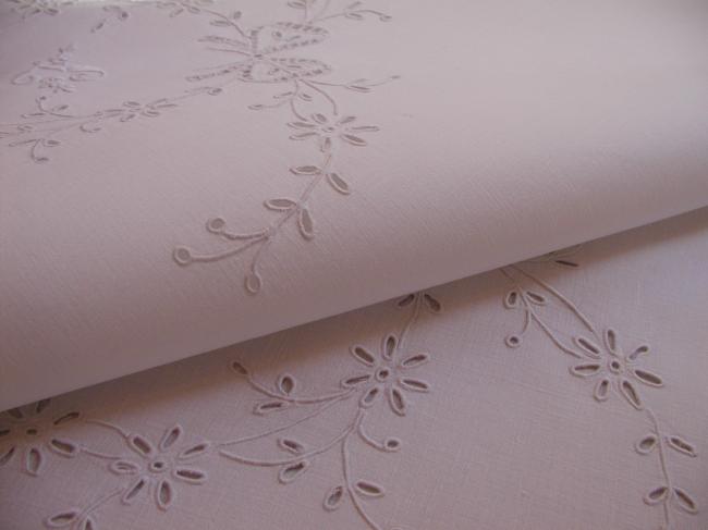 Marvellous tablecloth in irish linen with sweet openworks floral medaillons