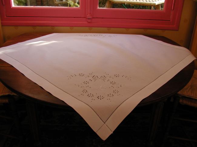 Marvellous tablecloth in irish linen with sweet openworks floral medaillons