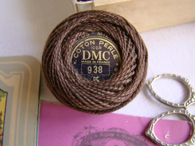 Ancienne Bobine de Coton perlé DMC, N°5, nuance 938 (clou de Girofle), 10g