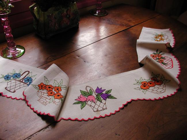So pretty border with handmade embroidered baskets of flowers