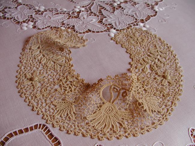 Wonderful cream collar in Irish guipure lace from late 19th century