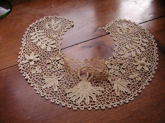 Wonderful cream collar in Irish guipure lace from late 19th century