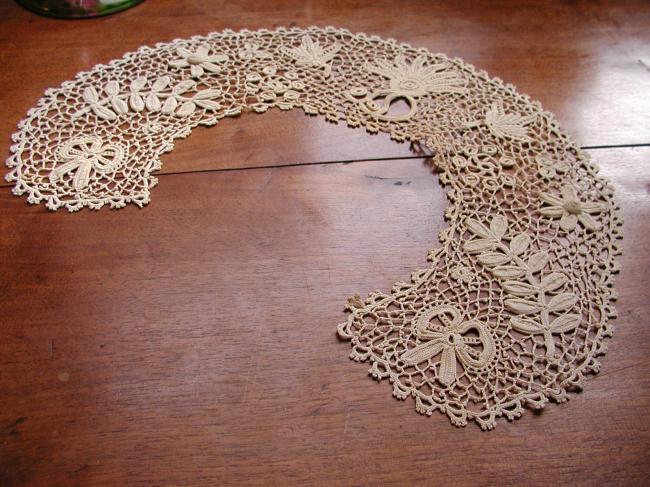 Wonderful cream collar in Irish guipure lace from late 19th century