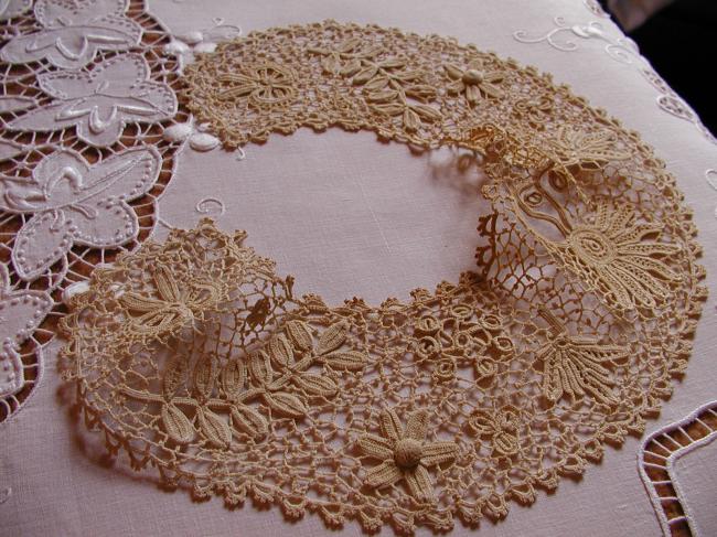 Wonderful cream collar in Irish guipure lace from late 19th century