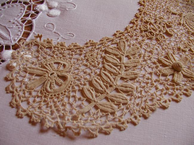 Wonderful cream collar in Irish guipure lace from late 19th century