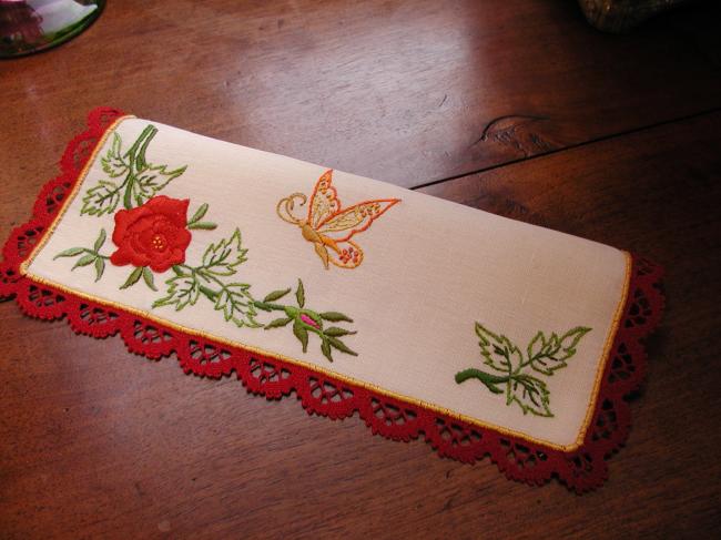 Superbe range-serviette brodé d'une rose rouge et d'un joli papillon