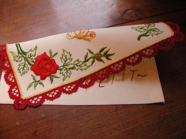 Superbe range-serviette brodé d'une rose rouge et d'un joli papillon