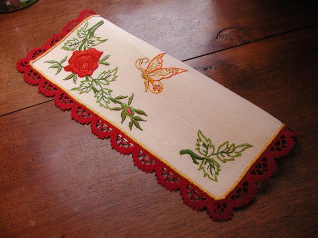 Superbe range-serviette brodé d'une rose rouge et d'un joli papillon