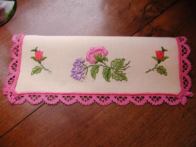 Très romantique range-serviette brodé de fleurs du printemps et roses en bouton