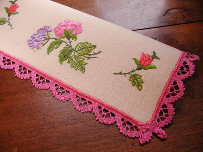 Très romantique range-serviette brodé de fleurs du printemps et roses en bouton