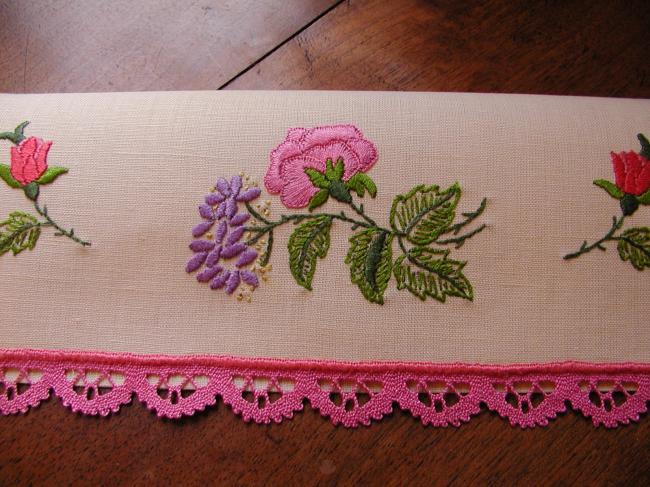 Très romantique range-serviette brodé de fleurs du printemps et roses en bouton