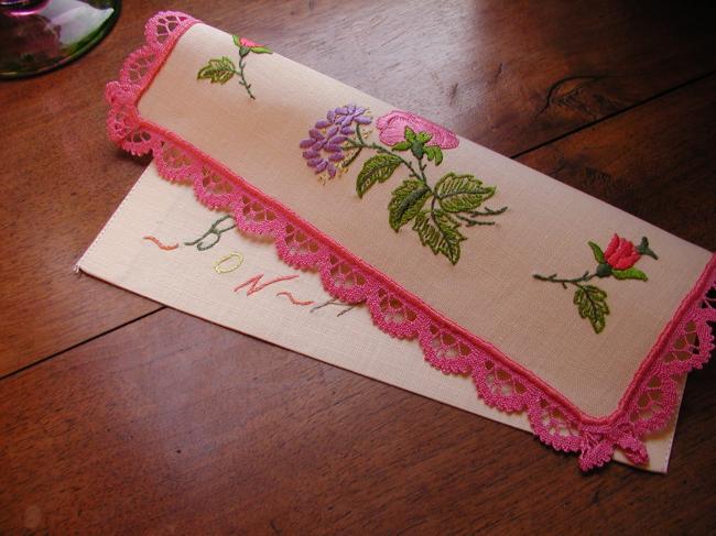 Très romantique range-serviette brodé de fleurs du printemps et roses en bouton