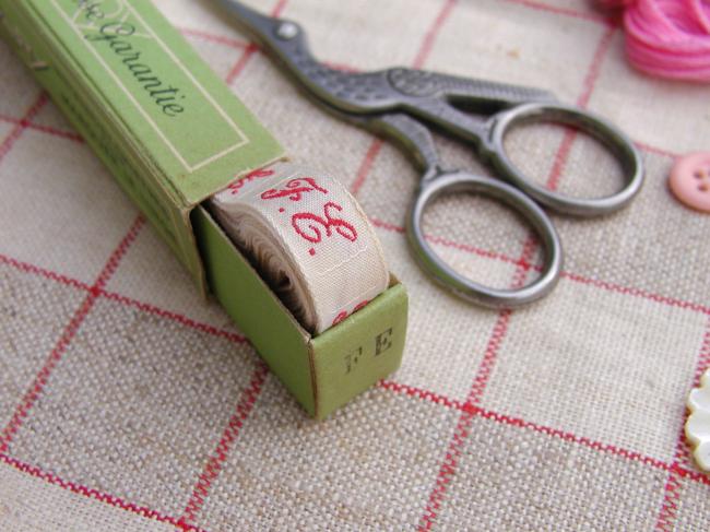 Boite de ruban blanc avec initiales 'FE' tissées en rouge 1930, marque Ary