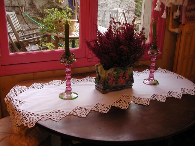 Superbe chemin de table terminé en pointe avec dentelle crochet aupoint de Milan