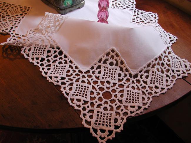 Superbe chemin de table terminé en pointe avec dentelle crochet aupoint de Milan