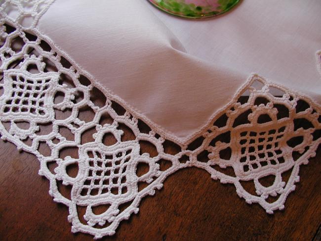 Superbe chemin de table terminé en pointe avec dentelle crochet aupoint de Milan