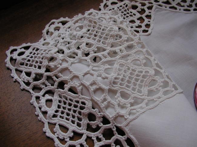 Superbe chemin de table terminé en pointe avec dentelle crochet aupoint de Milan