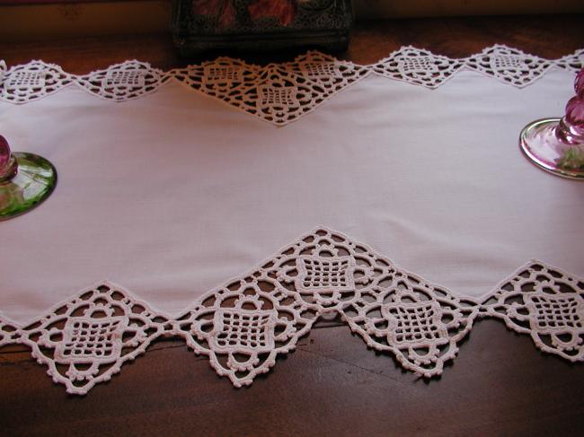 Superbe chemin de table terminé en pointe avec dentelle crochet aupoint de Milan