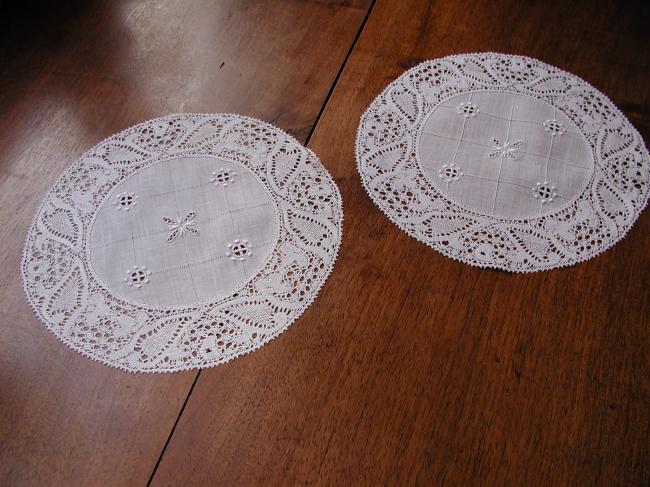 Exceptional ultra fine pair of round doilies with bobbin lace and Richelieu work