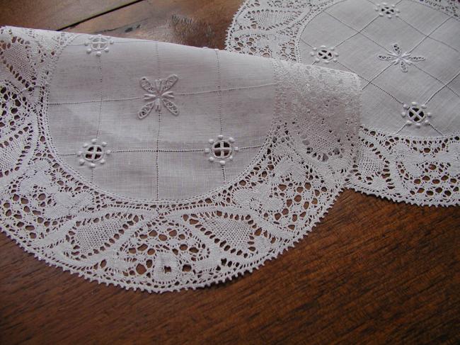 Exceptional ultra fine pair of round doilies with bobbin lace and Richelieu work