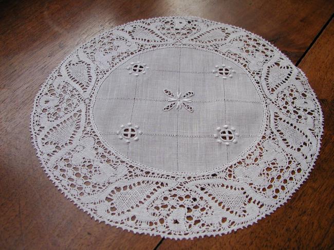 Exceptional ultra fine pair of round doilies with bobbin lace and Richelieu work