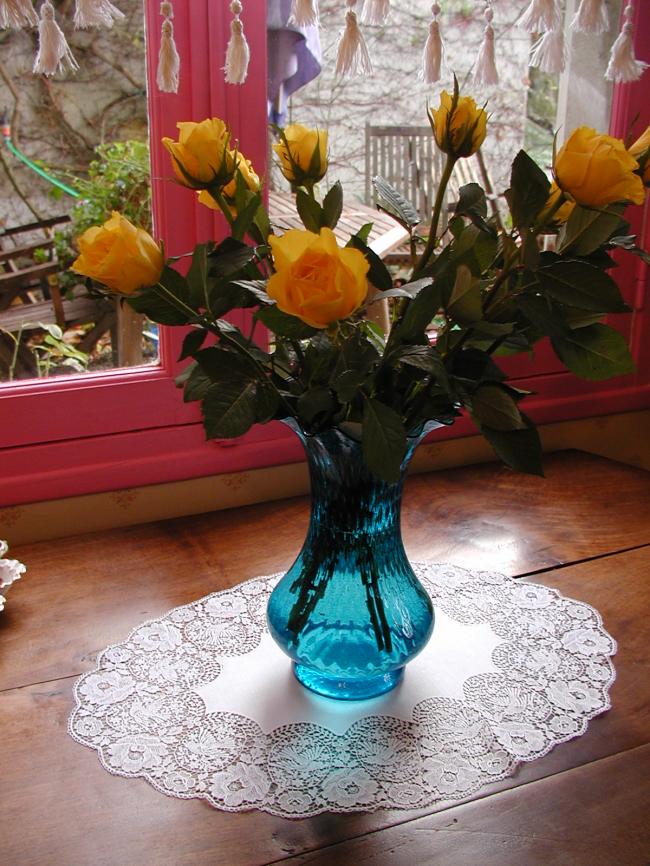 Merveilleux centre de table ovale en dentelle chimique, décor d'oiseaux et roses