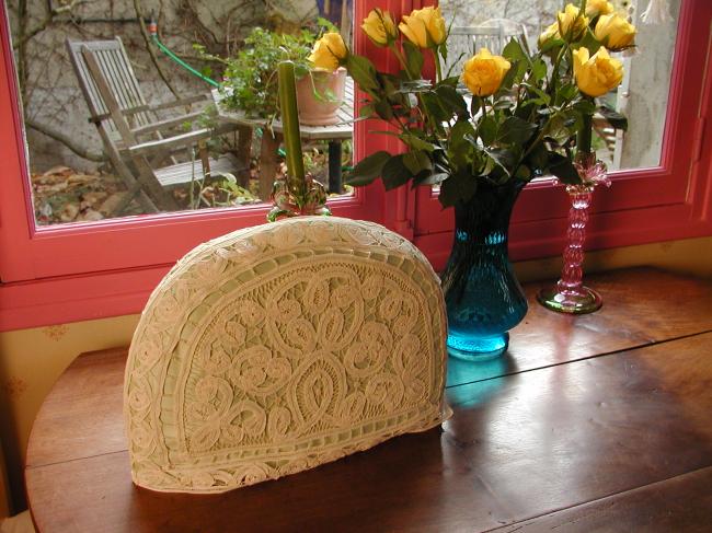 Wonderful tea cosy in Luxeuil lace with its thick satin coton pale green lining