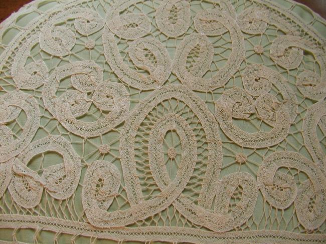 Wonderful tea cosy in Luxeuil lace with its thick satin coton pale green lining