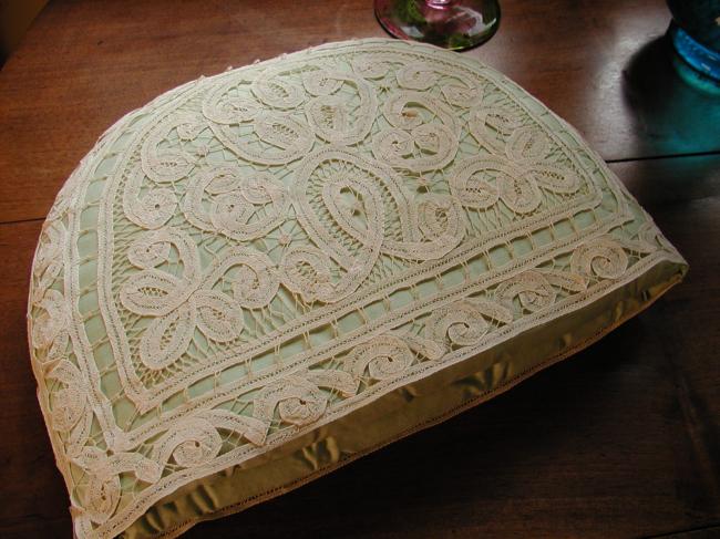 Wonderful tea cosy in Luxeuil lace with its thick satin coton pale green lining