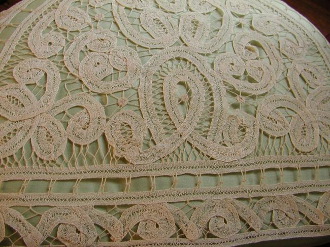 Wonderful tea cosy in Luxeuil lace with its thick satin coton pale green lining