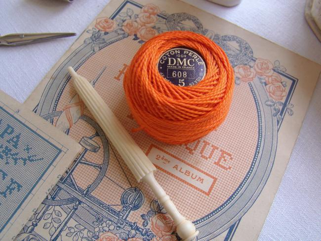 Ancienne Bobine de Coton perlé DMC, N°5, nuance 608 (orange coquelicot), 10gr